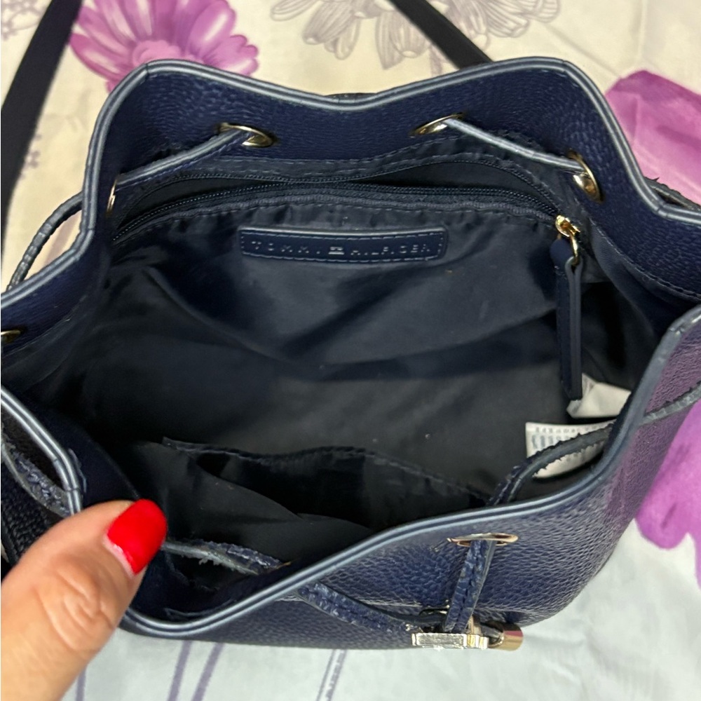 Tommy Hilfiger Black Mini Drawstring bucket Bag - Picture 4 of 13